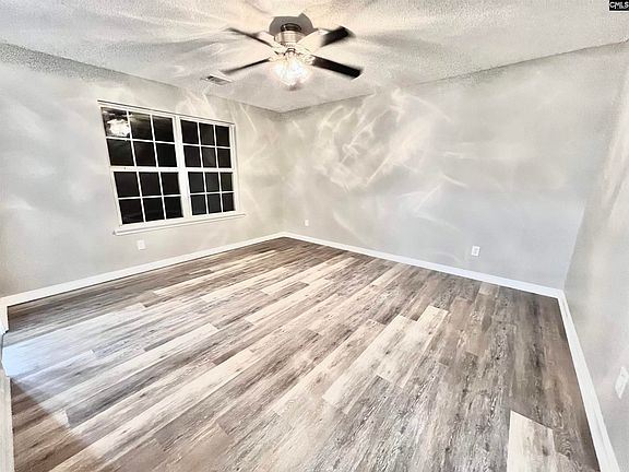 3rd image of 301 Legend Oaks Dr