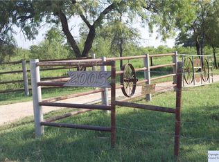 2005 Bugtussle Ln, Luling, TX 78648