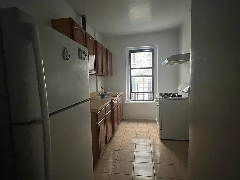 W 195th St — Photo 3