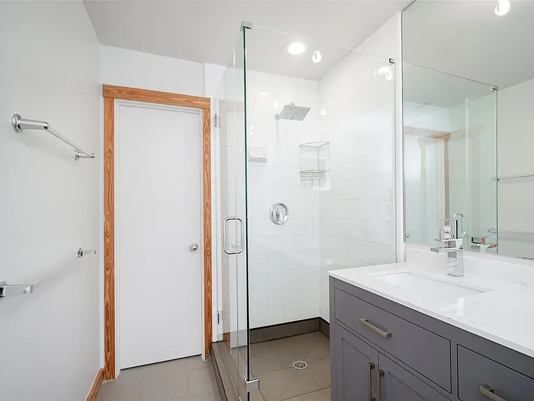 5425 Dickson St — Photo 32