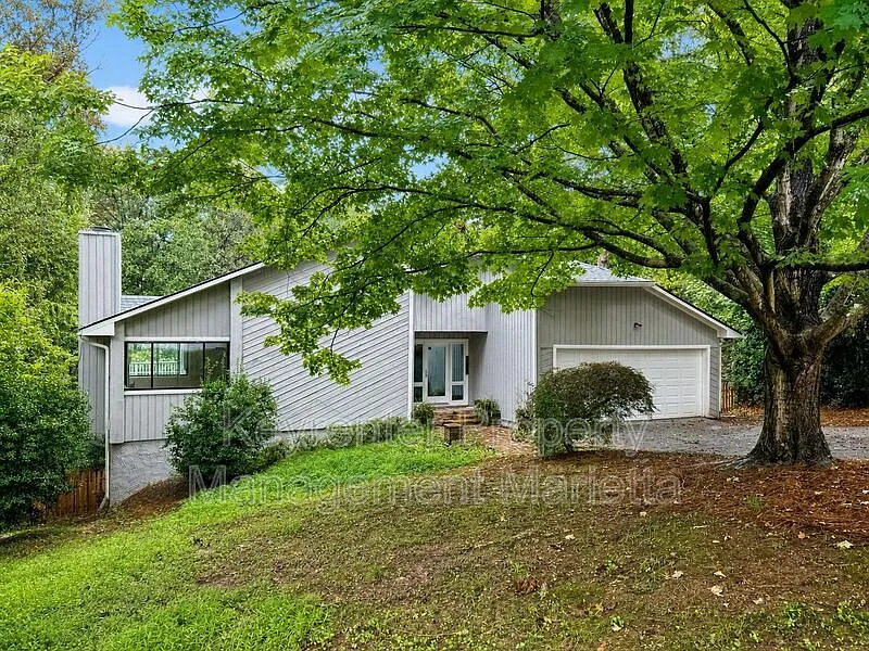 3 bed, 3.0 bath, 2700 sqft, $2,700 — Photo 3