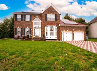 31 Breeze Dr, Dayton, NJ 08810