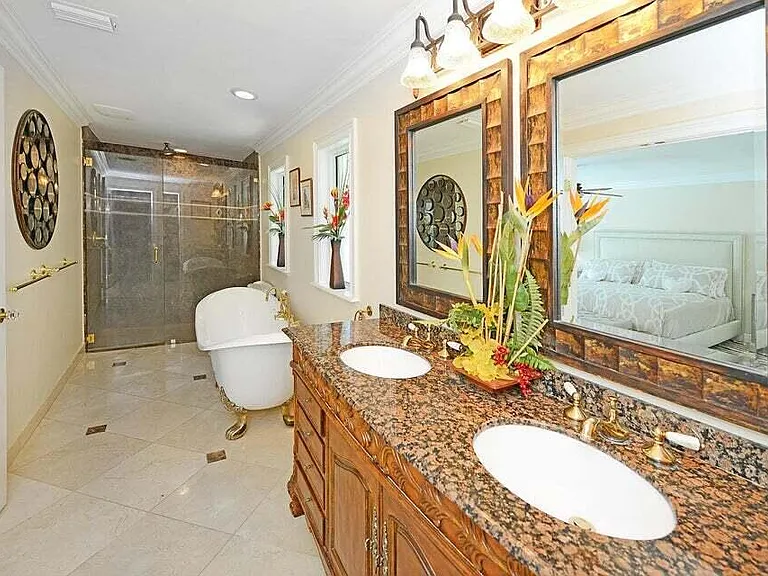 885 NE Mulberry Dr — Photo 16