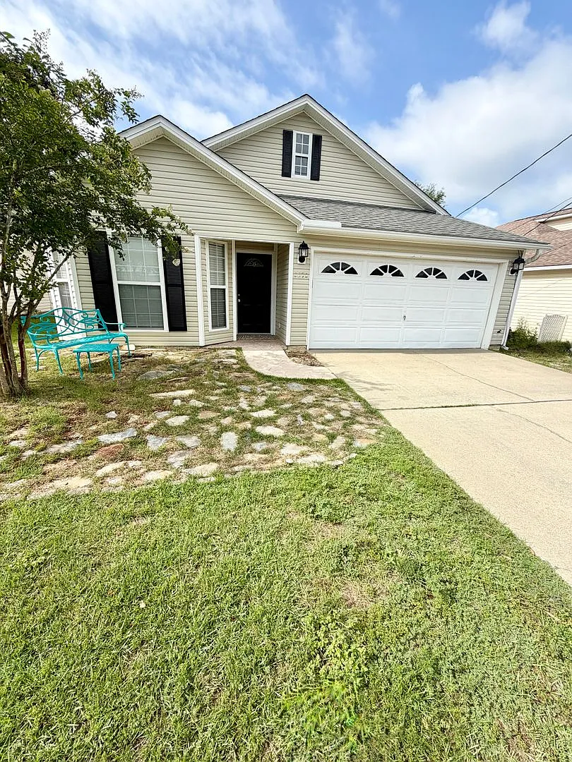 Nice 3 Bedroom Home For Rent - Includes Yard Service! — Photo 2