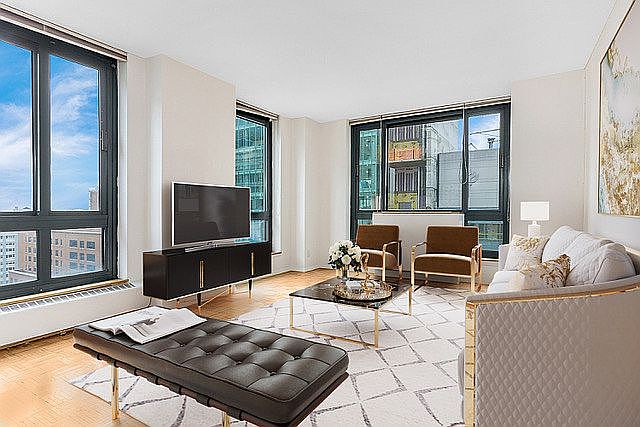 1st image of 1 Irving Pl APT V19b