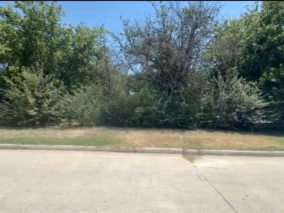 2nd image of 6606 Oakridge Ln