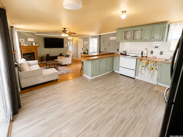 701 LAKESHORE LN, Bandera, TX 78003