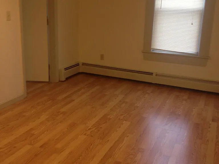 117 University Ave — Photo 2