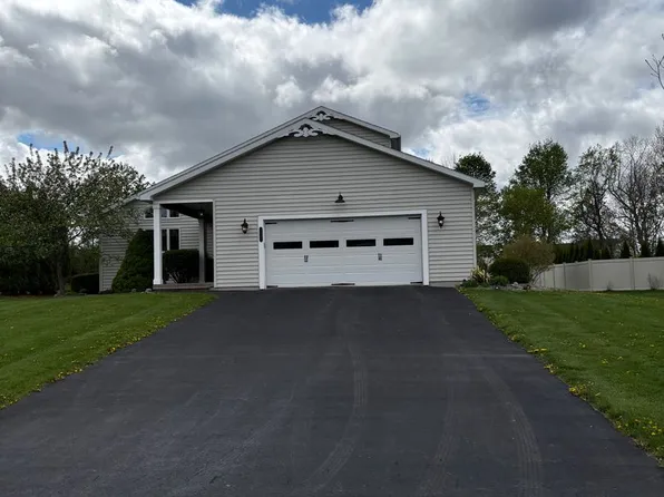 2065 Whisper Ridge Dr, Chittenango, NY 13037