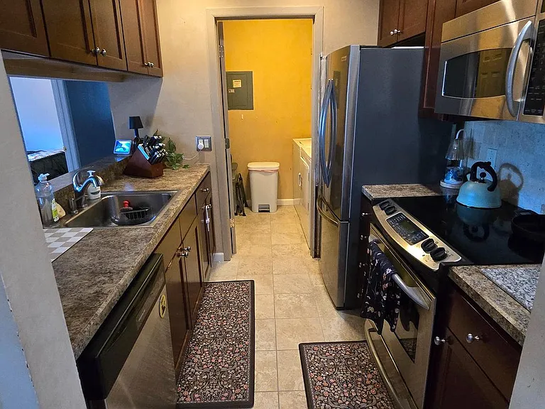 404 Lindsey Ct — Photo 6