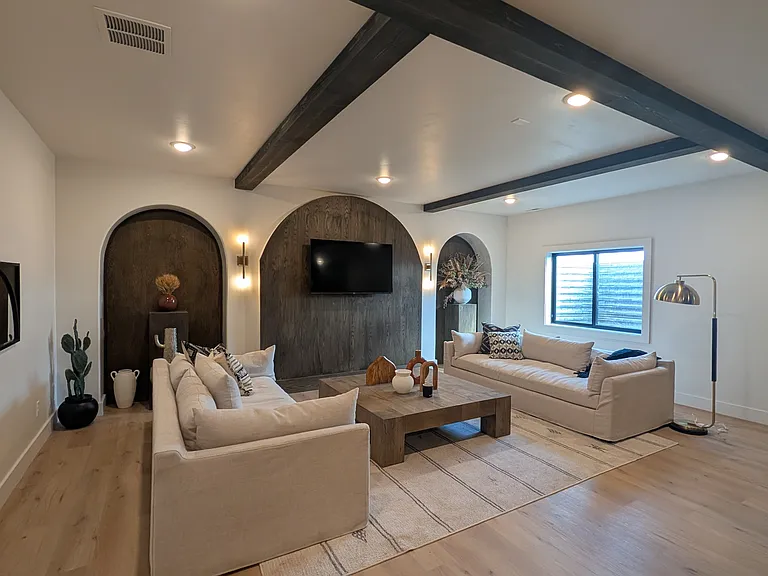 1094 W Marigold Dr — Photo 1