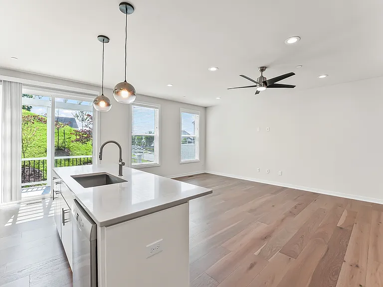 178 Kennedy Dr — Photo 10