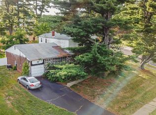 9096 Pine Rd, Philadelphia, PA 19115