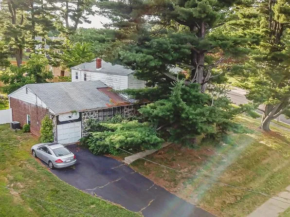 9096 Pine Rd, Philadelphia, PA 19115