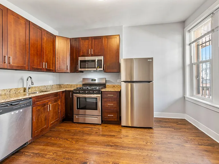 2110 W Division St #3R — Photo 2