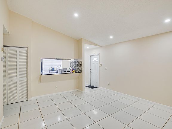4th image of 5360 Mendoza Street