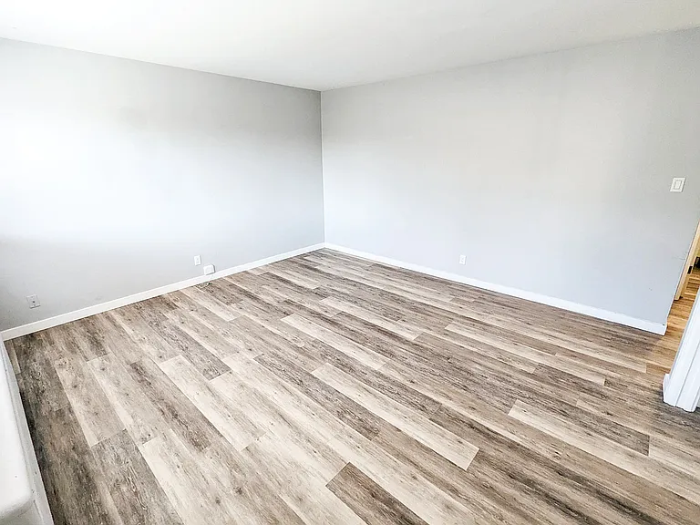 1601 Queensway — Photo 6