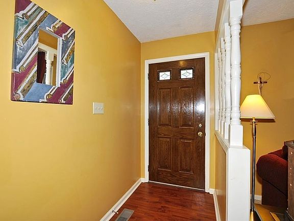 4th image of 19 Hilltop Dr