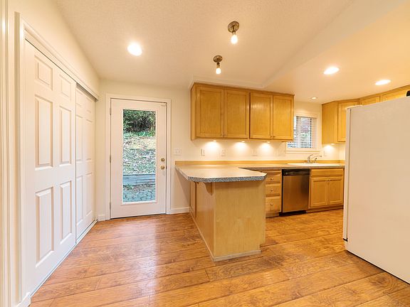 5th image of 9419 114th Ave NE