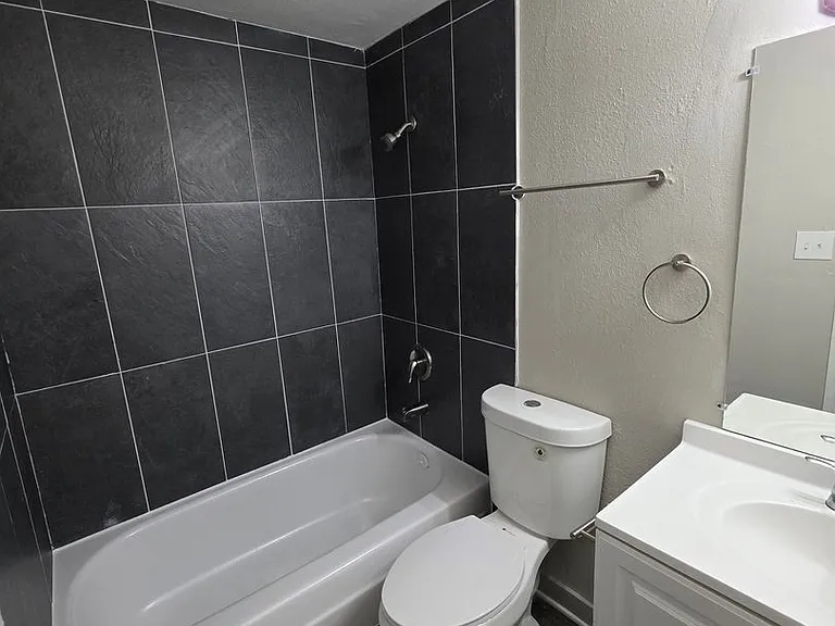 Sunstone Apartments — Photo 33
