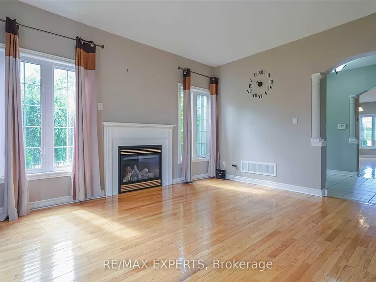 33 Saltspring Dr — Photo 9