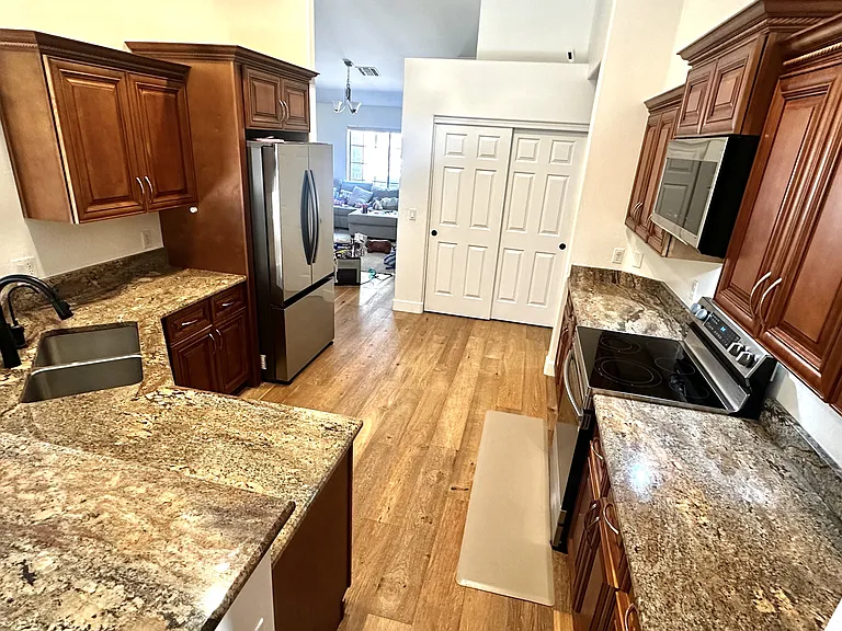 723 W Leah Ct — Photo 2