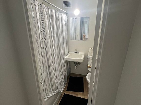 4th image of 2415 Hemlock Ave