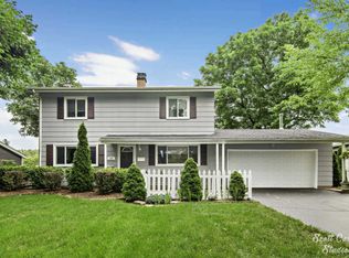 153 Marian Pkwy, Crystal Lake, IL 60014