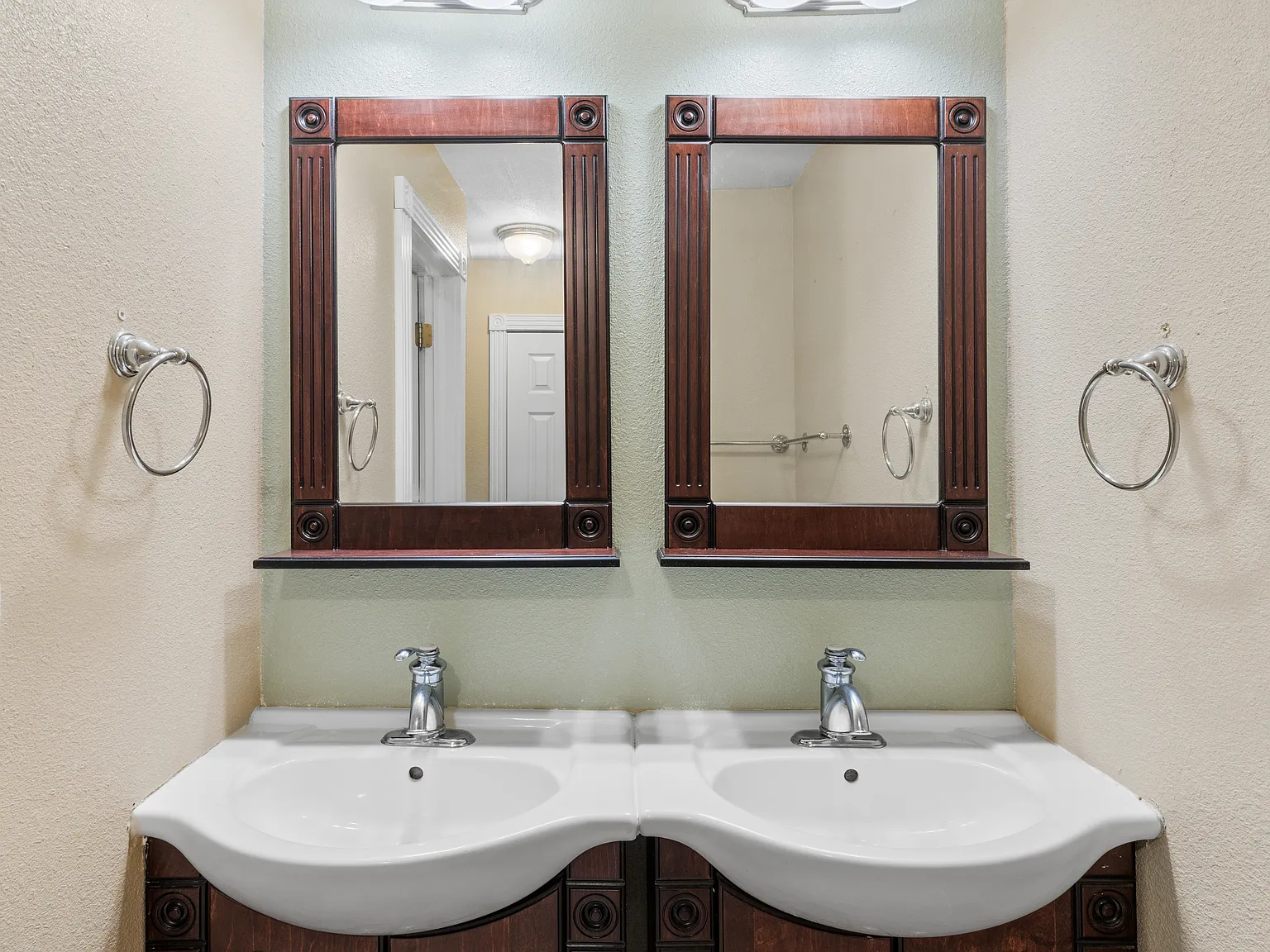 2 bed, 1.5 bath, 1100 sqft, $2,300 — Photo 3