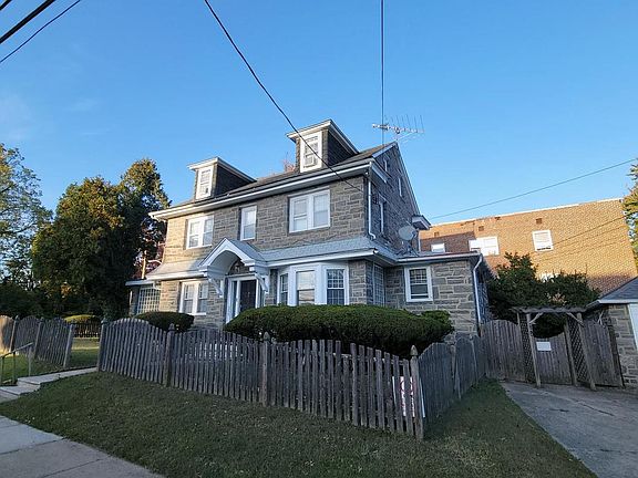 4th image of 1806 Garrett Rd