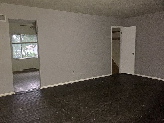 4th image of 6704 Village Square Dr