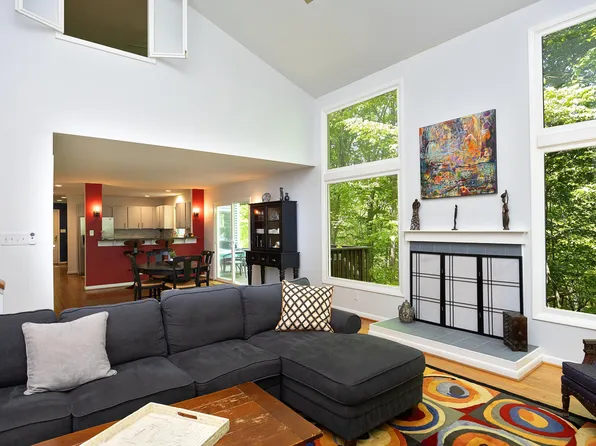 130 Creekview Cir, Carrboro, NC 27510