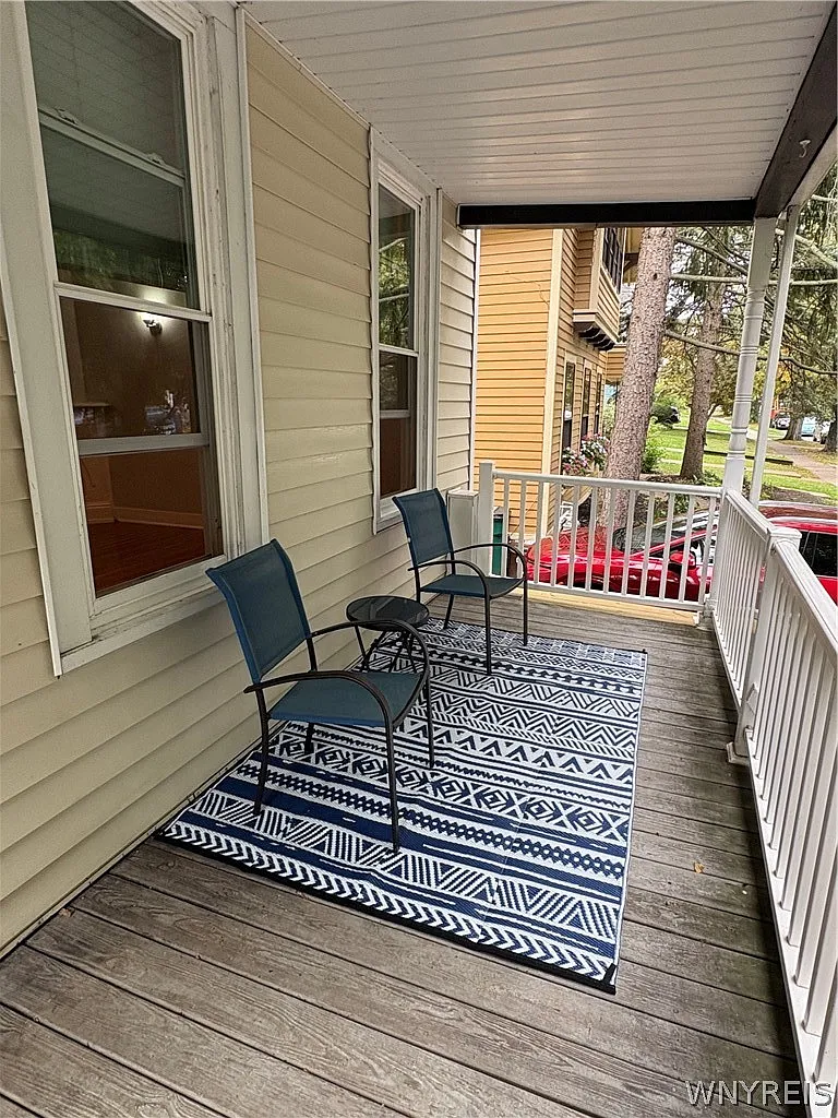 2 bed, 1.0 bath, 2353 sqft, $1,400 — Photo 2