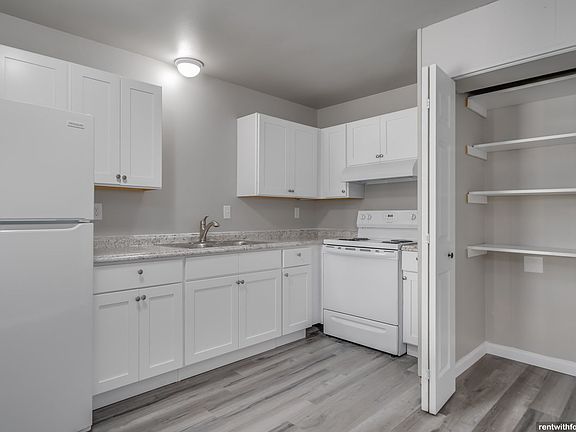 3rd image of 1316 Honeysuckle Ln #409