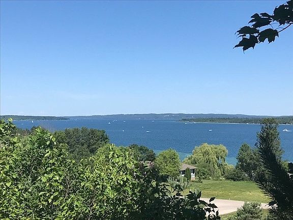 5th image of 910 Lakeview Dr
