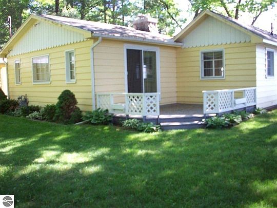 3rd image of 2051 Douglas Dr