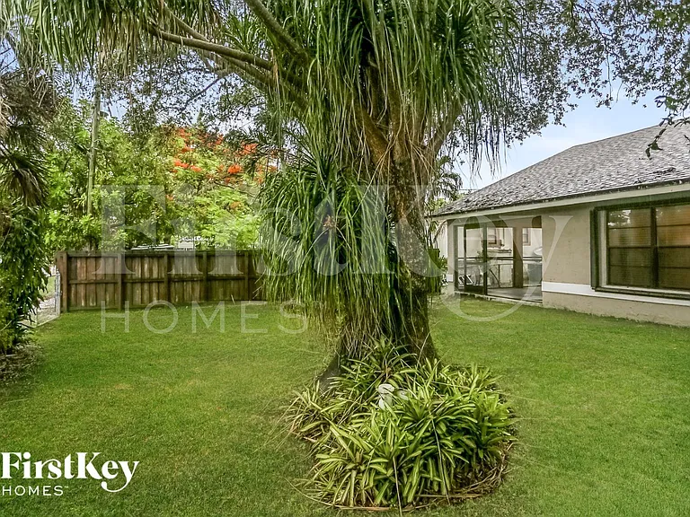 1647 SW 30th Ter — Photo 15