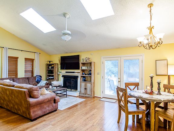4th image of 2208 Woodlawn Ave