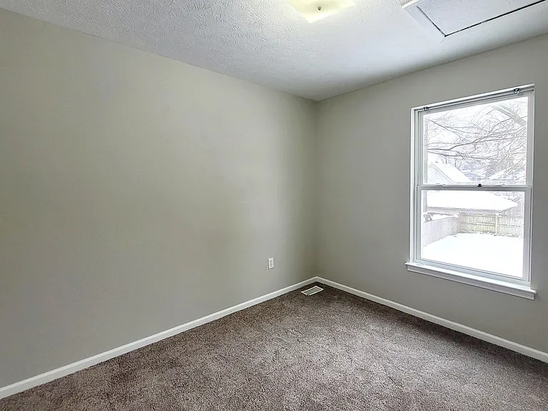 Second upstairs bedroom - 3 of 5 total