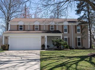 5945 Cromwell Rd, West Bloomfield, MI 48322