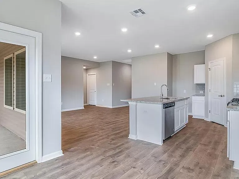 116 Southern Oak Dr — Photo 3