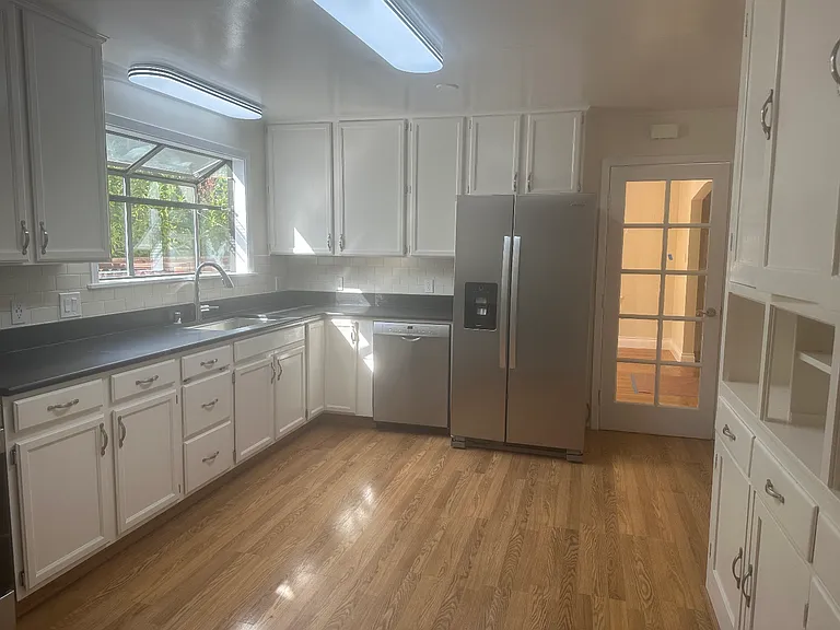 136 Suffield Ave — Photo 2