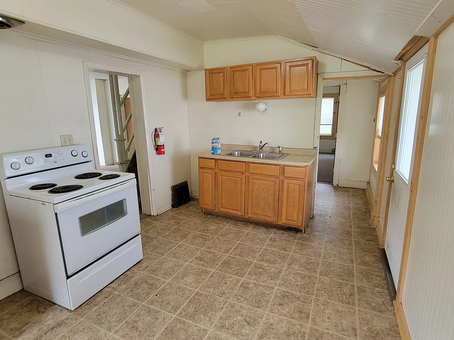 6 bed, 2000 sqft, $1,300 — Photo 4