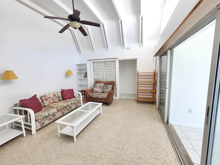 40 Ruby Byu — Photo 10