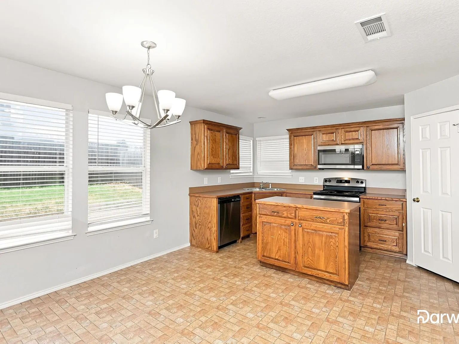 4 bed, 2.0 bath, 2116 sqft, $2,465 — Photo 3