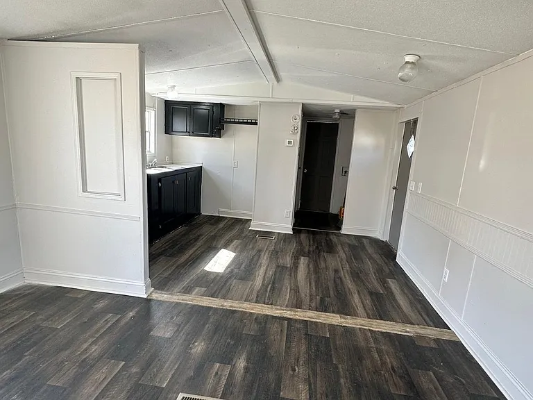 472 Sarah St — Photo 2