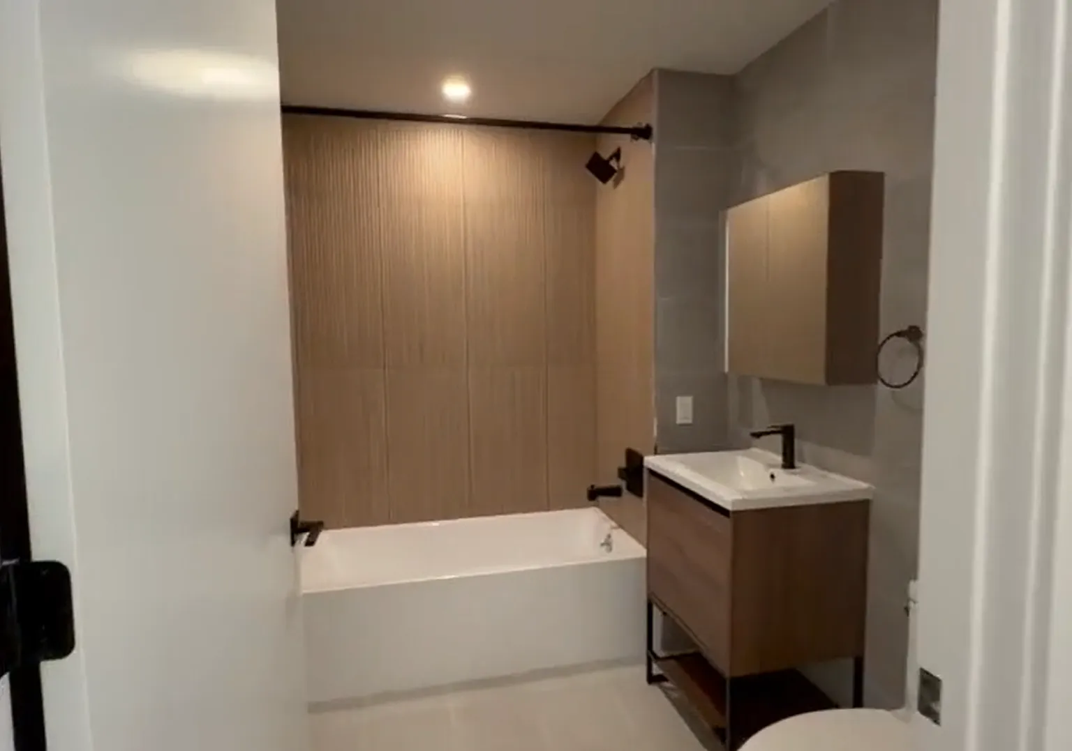 3 bed, 900 sqft, $3,373 — Photo 4
