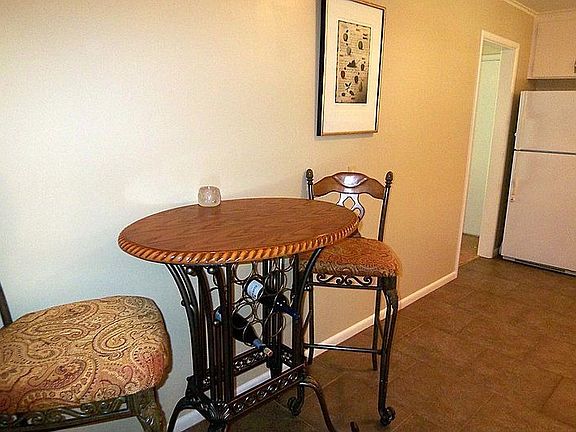 Another view of the kitchen & brkfst nook