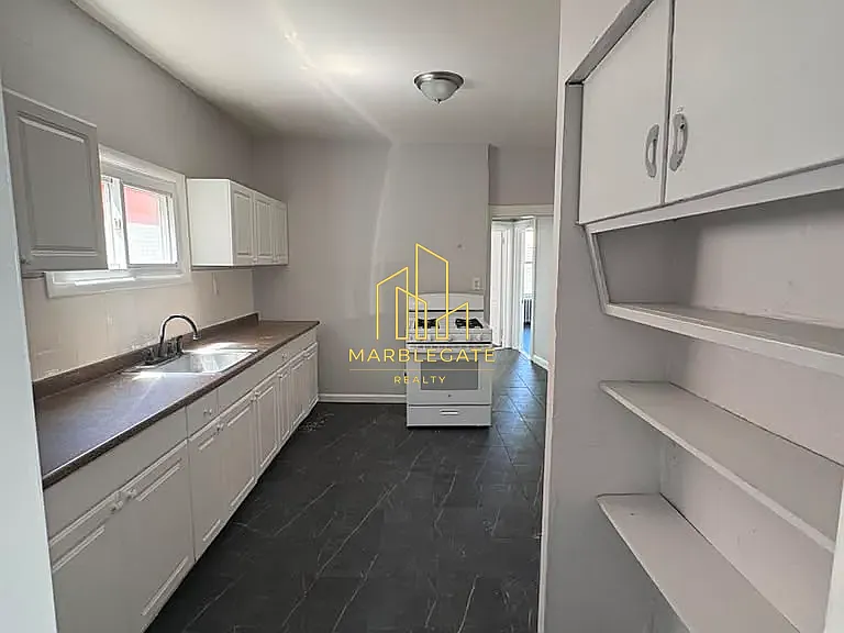 381 Leslie St #22 — Photo 6