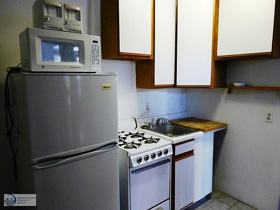 3rd image of 78 Saint Marks Pl APT 4